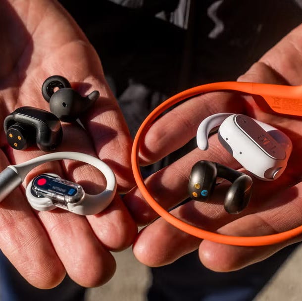 Ear/headphones