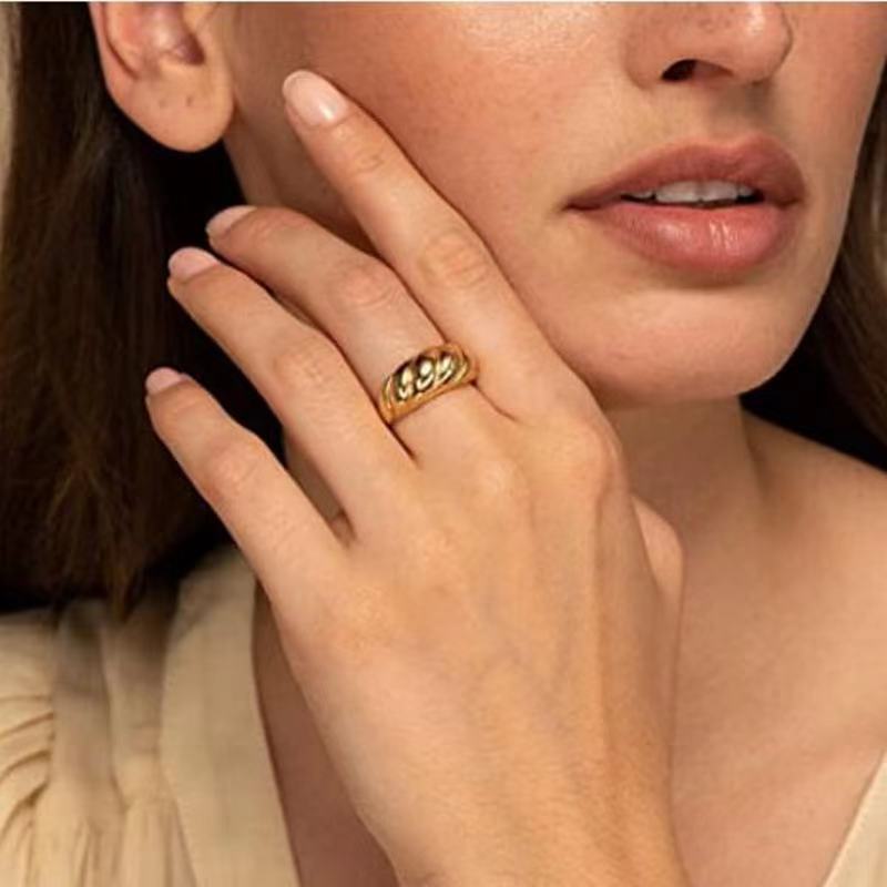 Horn Bread Twisted Ring