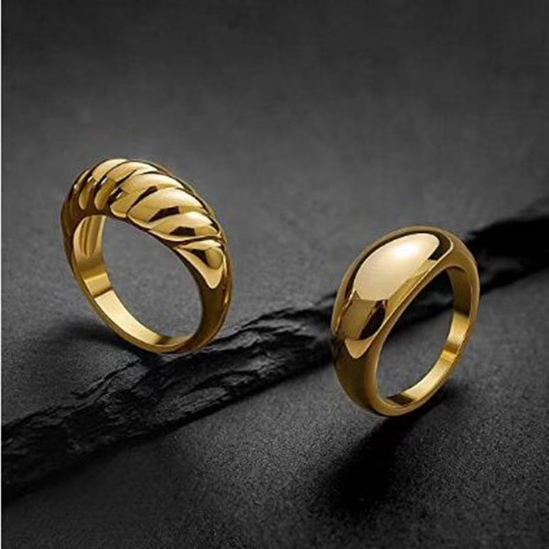 Horn Bread Twisted Ring